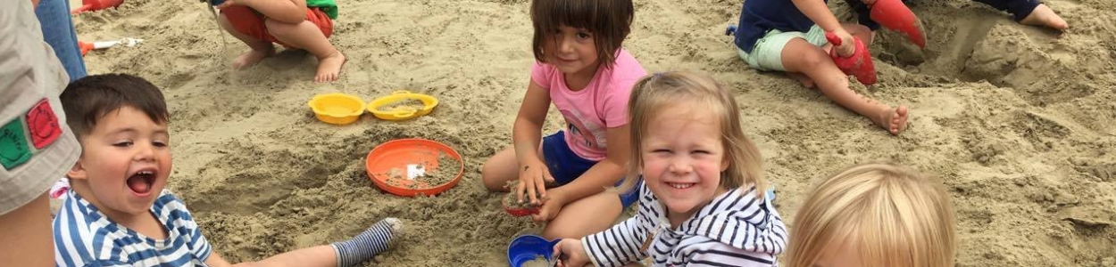 foto kinderen bij speelpleinwerking op strand 