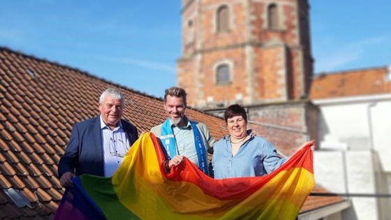 foto Regenboogvlag op stadhuis