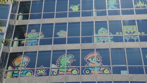 foto van tekeningen op ramen door de jeugdbeweging (Mario, SpongeBob,...)