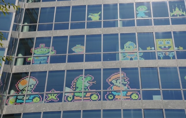 foto van tekeningen op ramen door de jeugdbeweging (Mario, SpongeBob,...)